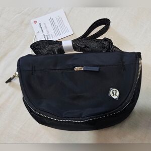 🩷🩵lululemon crossbody bag💚💜